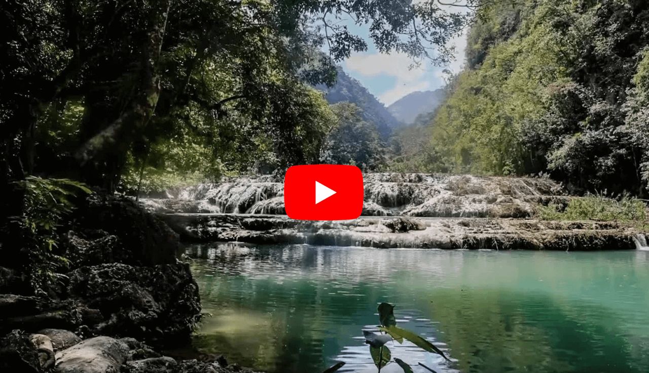 Vorschaubild zum Guatemala-Video: türkisfarbene Wasserbecken und Wasserfälle im Regenwald